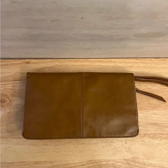 HOBO Evolve Wristlet in leather. - Picture 1 of 12